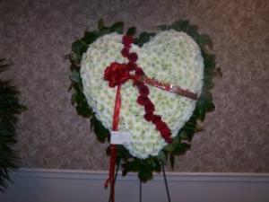 Pequa White Heart with Red Roses –  Pequa Park Florists Inc, Massapequa NY